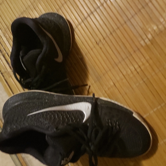 Big boy nike kyries sneaker - Picture 2 of 4